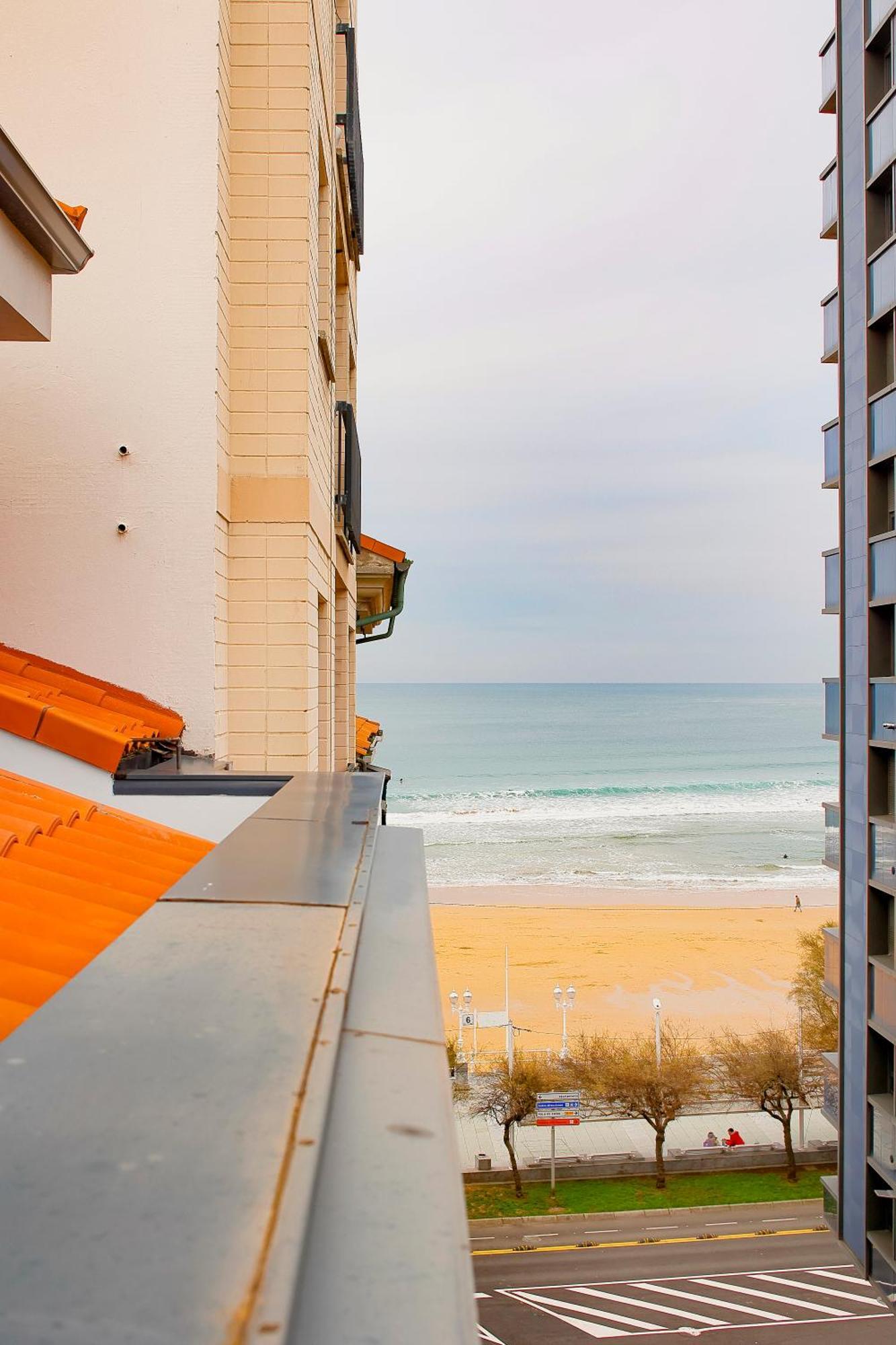 Atico Con Terraza En Playa De San Lorenzo Gijon Bagian luar foto
